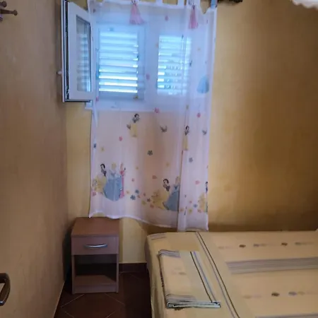 Apartment 1051b